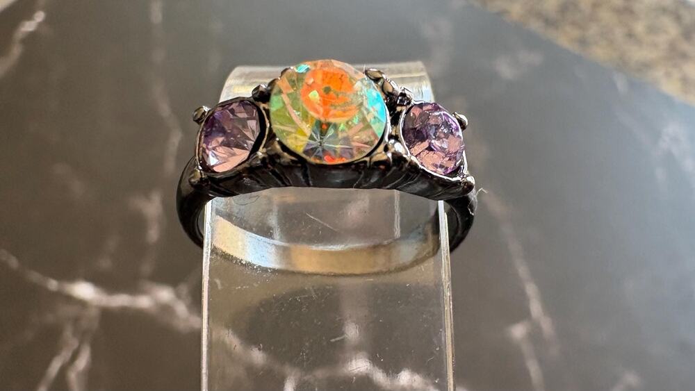 Vintage Gunmetal 3-Stone Ring 7 Iridescent Aurora Borealis Lavender Rhinestone